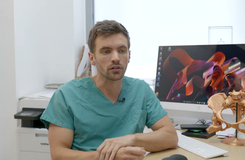 Le Dr Alexandre Nérot en consultation au cabinet IRIS