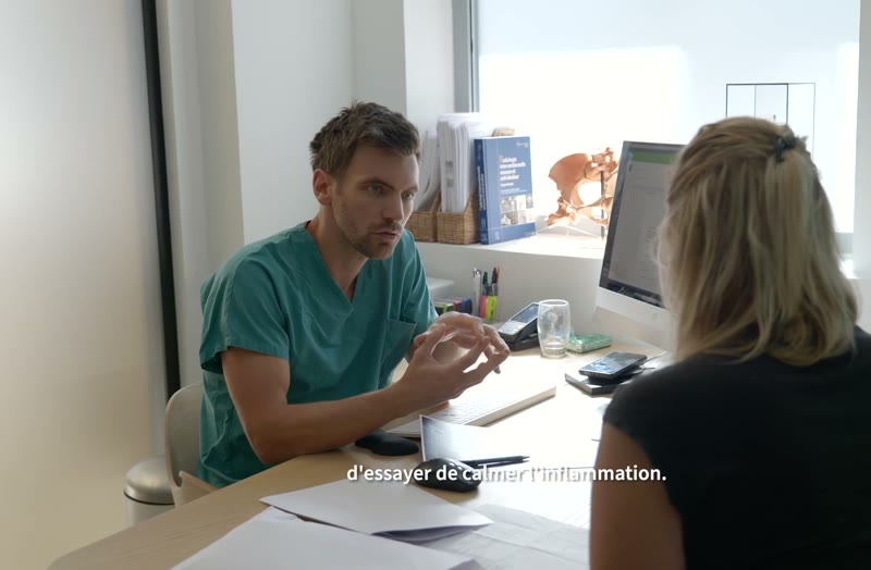 Le Dr Alexandre Nérot en consultation avec une patiente